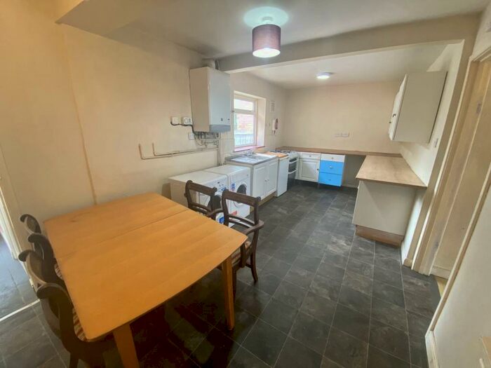 5 Bedroom Semi-Detached House To Rent In Gainsborough Road, Leicester, LE2