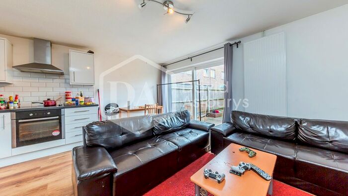 4 Bedroom Maisonette To Rent In Wager Street, Mile End, London, E3