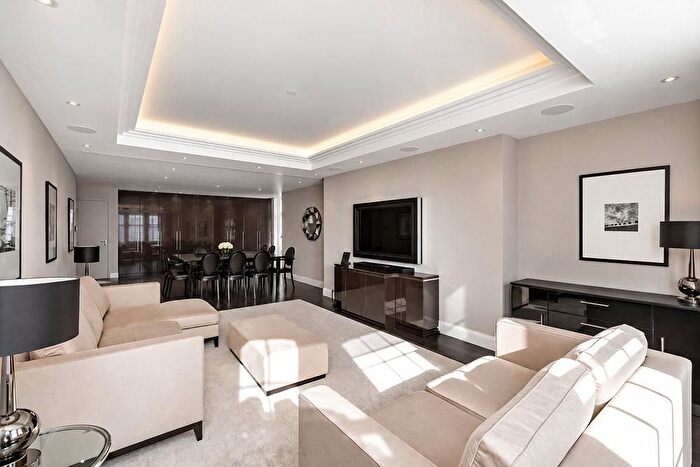 3 Bedroom Flat To Rent In Wigmore Street, Marylebone, London, W1U