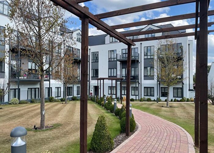 2 Bedroom Flat To Rent In Bay Tree Avenue, Leatherhead, KT22