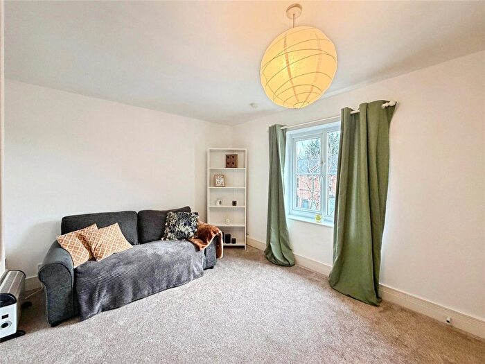 1 Bedroom Flat For Sale In Spring Lane, Kenilworth, Warwickshire, CV8