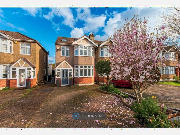 4 Bedroom Semi-Detached House To Rent In Willow Road, Enfield, EN1