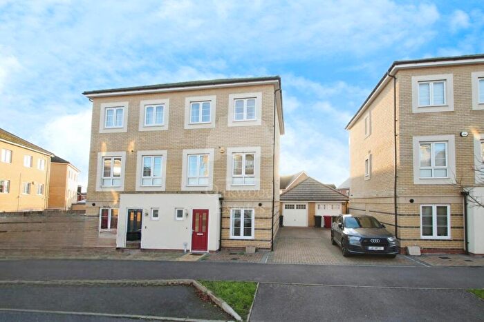 4 Bedroom Semi Detached House To Rent In Kings Reach, Langley, SL3