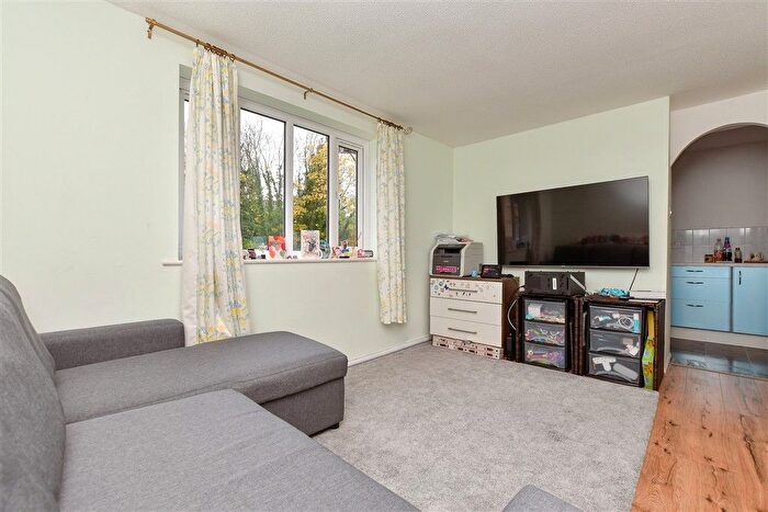 2 Bedroom Flat For Sale In Chipstead Close, Sutton, Surrey, SM2