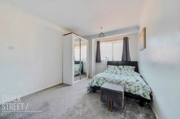 2 Bedroom Semi-Detached Bungalow For Sale In Arterial Avenue, Rainham, RM13
