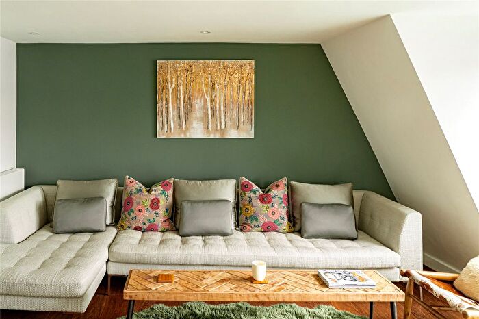 2 Bedroom Flat To Rent In Pembridge Crescent, Notting Hill, London, W11