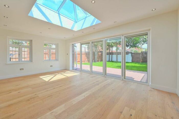 4 Bedroom Semi-Detached House To Rent In Malden Road, Worcester Park, KT4