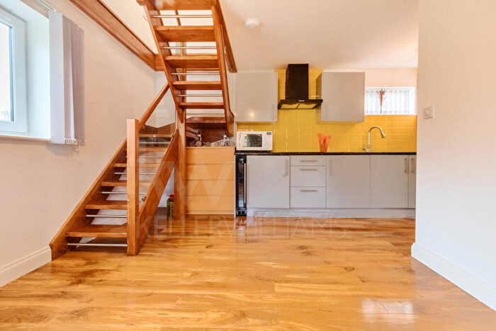 5 Bedroom Detached House For Sale In Bramble End, Northampton, Northamptonshire, NN4