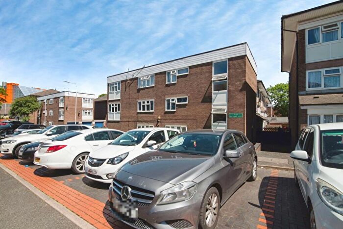 2 Bedroom Flat For Sale In New Hope Road, Smethwick, West Midlands, B66