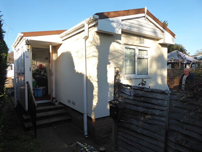 1 Bedroom Park Home For Sale In Grange Farm Estate, Upper Halliford Road, Shepperton, TW17