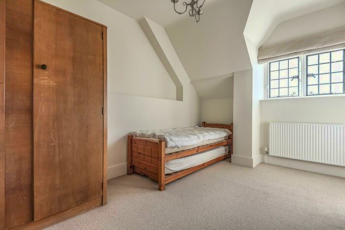 5 Bedroom End Of Terrace House For Sale In Silchester, Hampshire, RG7