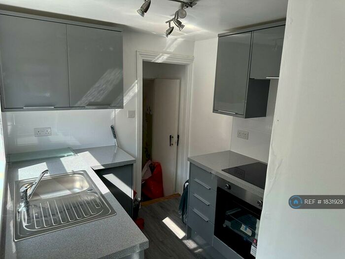 1 Bedroom Flat To Rent In Institute Road, Chatham, ME4