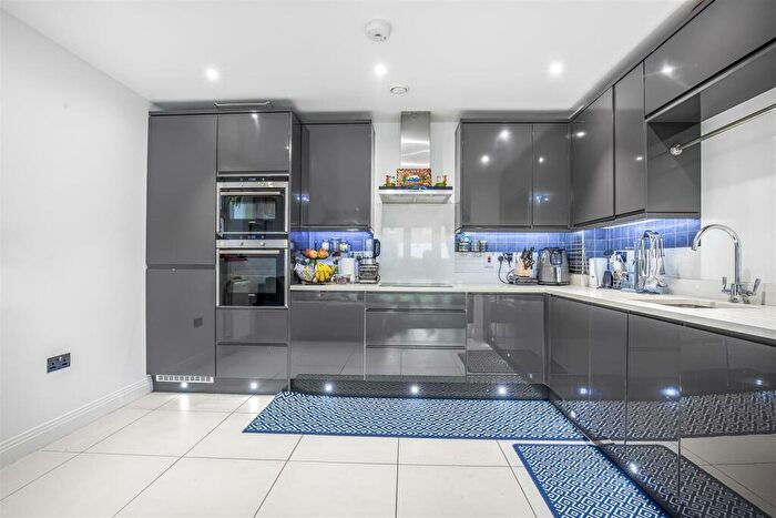 2 Bedroom Flat To Rent In Wadham Mews, Mortlake, London, SW14