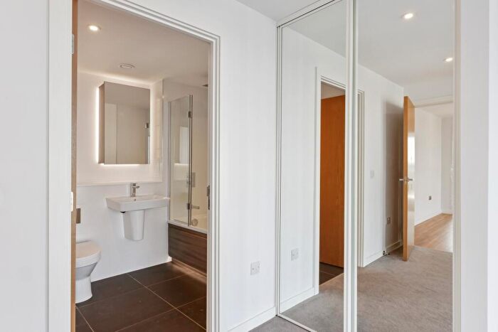 2 Bedroom Flat To Rent In Castle Park View, Castle Street, Bristol, BS2