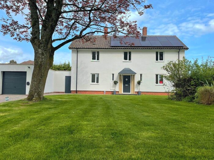 4 Bedroom Detached House For Sale In Marlborough Close, Devizes, SN10