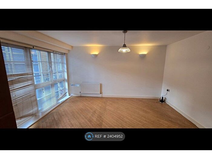 1 Bedroom Flat To Rent In Amber Court, London, RM1