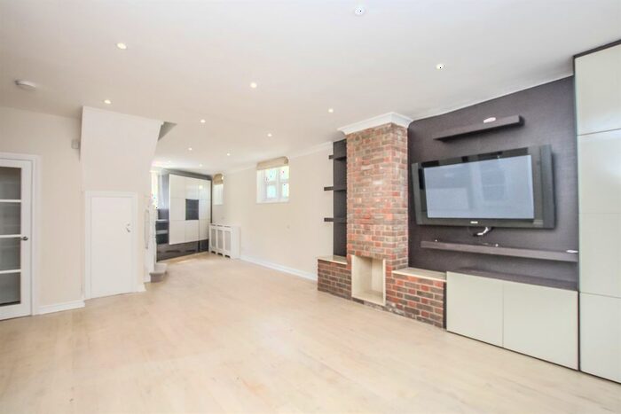 3 Bedroom Cottage To Rent In Tenterden Grove, Hendon, NW4