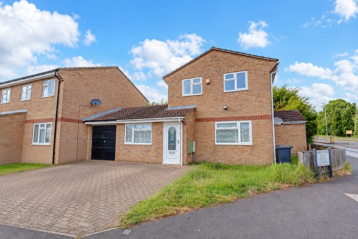 3 Bedroom Link Detached House To Rent In Abbots Way, High Wycombe, Buckinghamshire, HP12
