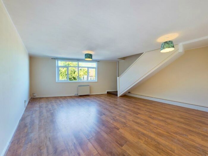 2 Bedroom Flat To Rent In Station Road, Addlestone, Surrey, KT15