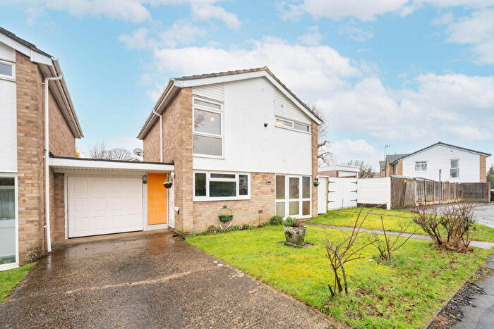 3 Bedroom Link Detached House For Sale In Stirling Way, Horsham, RH13