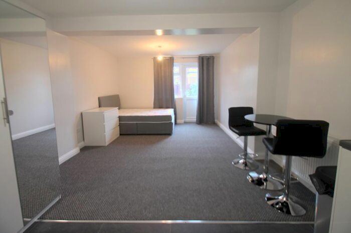 1 Bedroom Flat To Rent In Bryony Close, Uxbridge, UB8