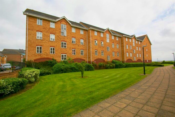 2 Bedroom Flat To Rent In Coal Court, Grays, RM17