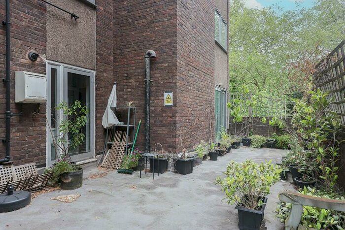 2 Bedroom Flat To Rent In Parkgate Road, London, SW11