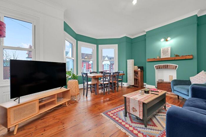 3 Bedroom Apartment To Rent In Linacre Road, Willesden Green, NW2