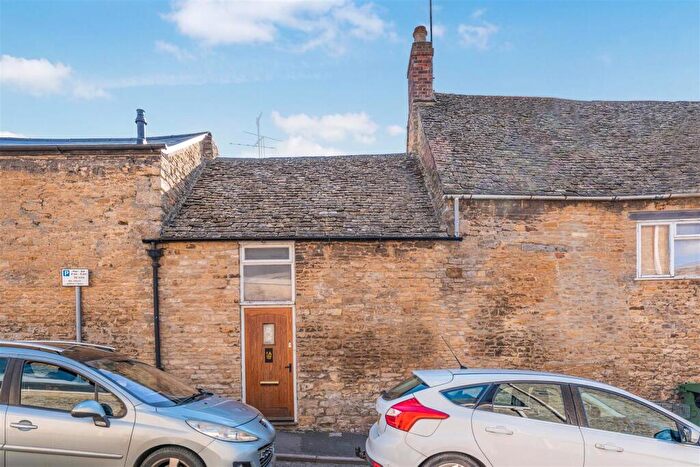 2 Bedroom Apartment For Sale In Market Place, Chipping Norton, OX7