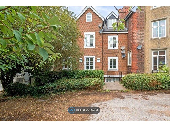 2 Bedroom Flat To Rent In Upton Park, Slough, SL1