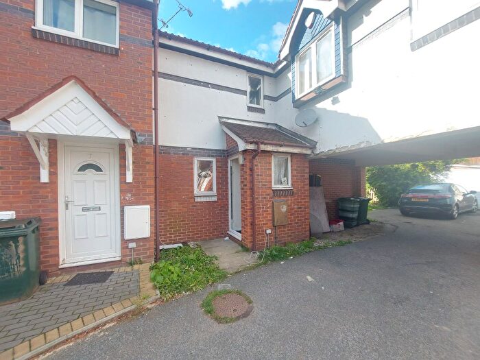 3 Bedroom Terraced House To Rent In Dunlin Way, Bradford, BD8