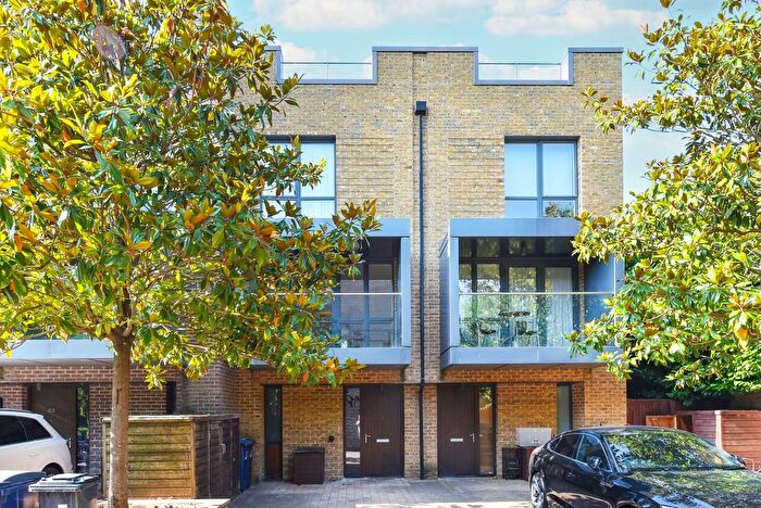 4 Bedroom End Of Terrace House For Sale In Sir Alexander Close, Acton, London, W3