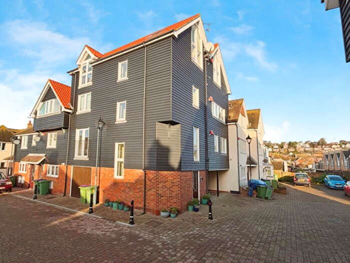 2 Bedroom Flat For Sale In Newmans Close, Hythe, CT21
