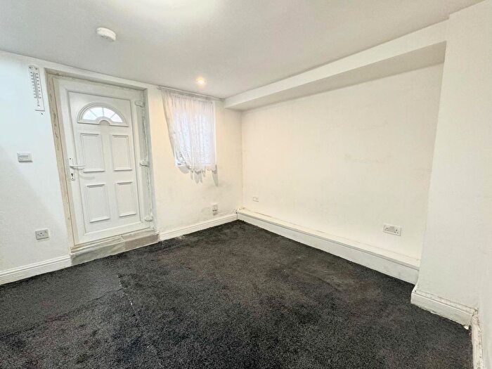 1 Bedroom Flat To Rent In Basement, Chatsworth Road, Leeds, West Yorkshire, LS8