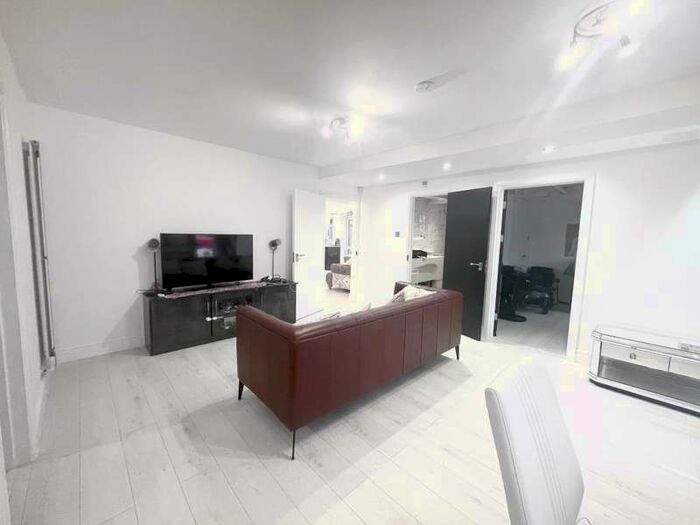 6 Bedroom Detached House To Rent In Reading Road, Winnersh, RG41