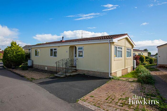2 Bedroom Park Home For Sale In Lillybrook Estate, Lyneham Chippenham, SN15