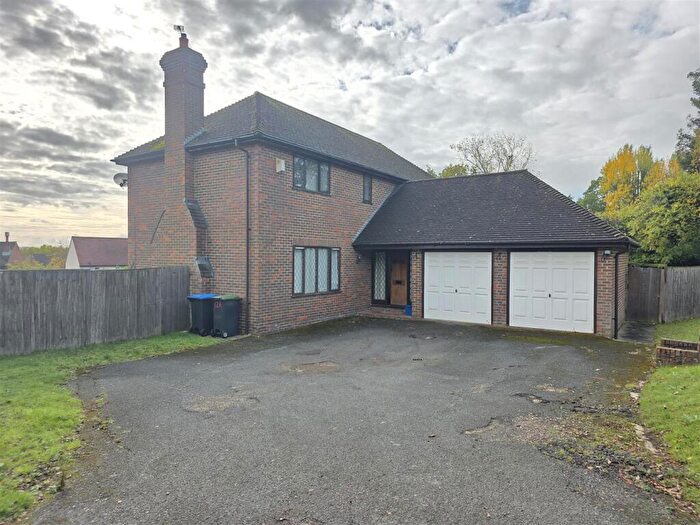 4 Bedroom House To Rent In Alderton Hill, Loughton, IG10