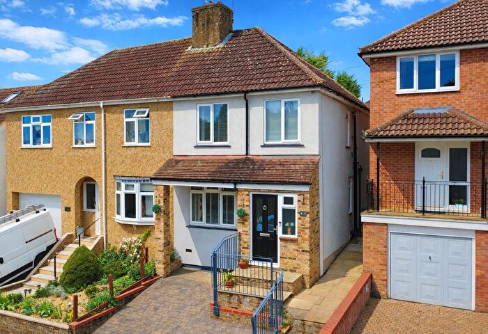 3 Bedroom Semi Detached House For Sale In West Valley Road, Manor Estate, Hemel Hempstead, HP3