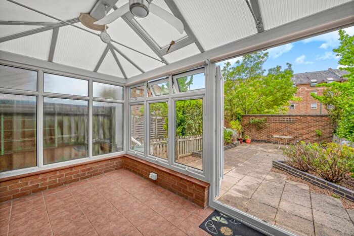 2 Bedroom Maisonette For Sale In Schooner Close, Cubitt Town, E14