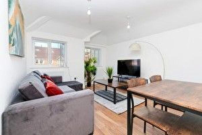 1 Bedroom Flat To Rent In Slough Road, Iver, SL0