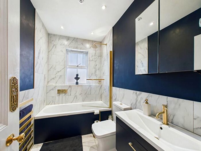 3 Bedroom Semi Detached House For Sale In Halfpenny Lane, Pontefract, WF8