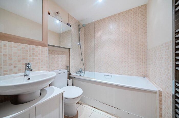 2 Bedroom Flat To Rent In Bassett Wood Road, Bassett, Southampton, Hampshire, SO16