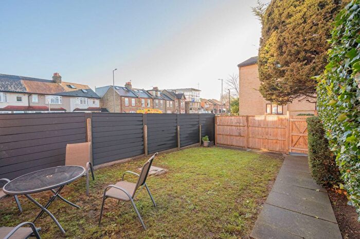 1 Bedroom Maisonette For Sale In Hogarth Crescent, Colliers Wood, London, SW19