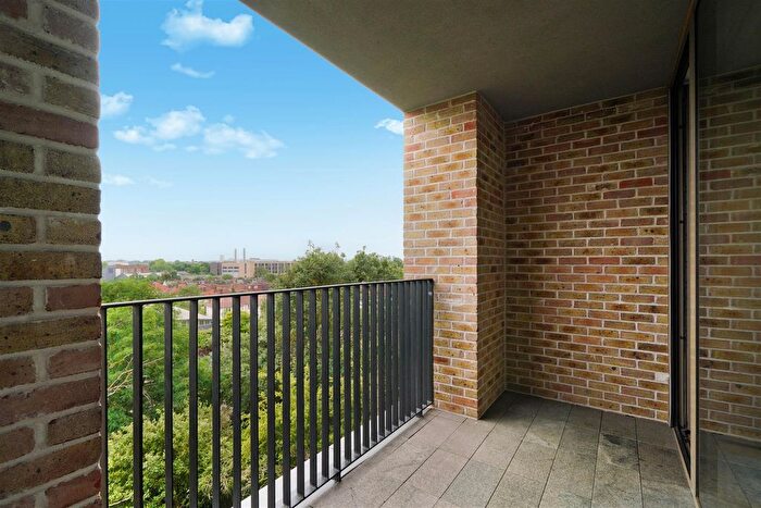 3 Bedroom Flat To Rent In Oberman Road, Brent, NW10