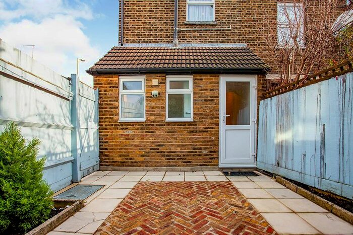 1 Bedroom Flat To Rent In Bridge Place, Watford, Hertfordshire, WD17