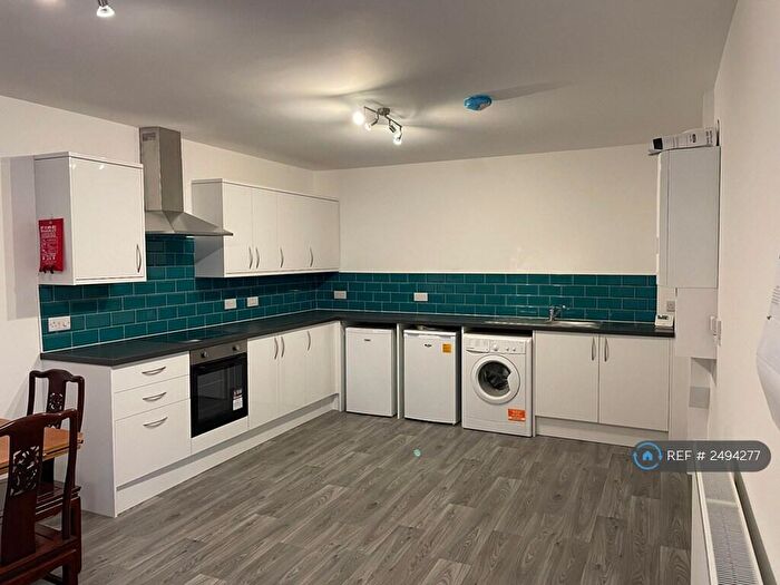 2 Bedroom Flat To Rent In North Hill, Plymouth, PL4
