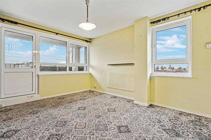 1 Bedroom Flat For Sale In Linacre Court, Talgarth Road, London, W6