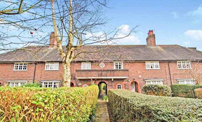 2 Bedroom Maisonette To Rent In Neale Close, London, Greater London, N2