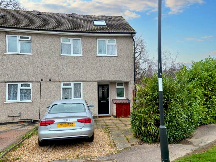 4 Bedroom End Of Terrace House To Rent In B Cloverlands, Crawley, RH10