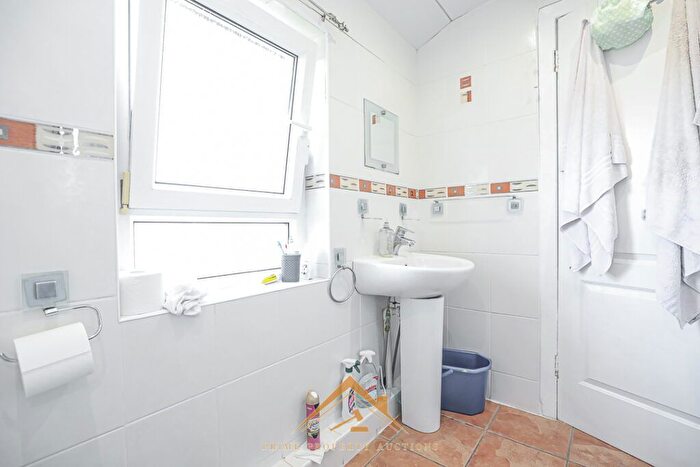 2 Bedroom Flat For Sale In E Pine Street, Greenock, PA15